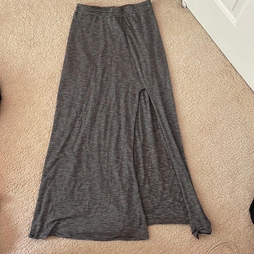 American Eagle Gray and White Maxi Skirt